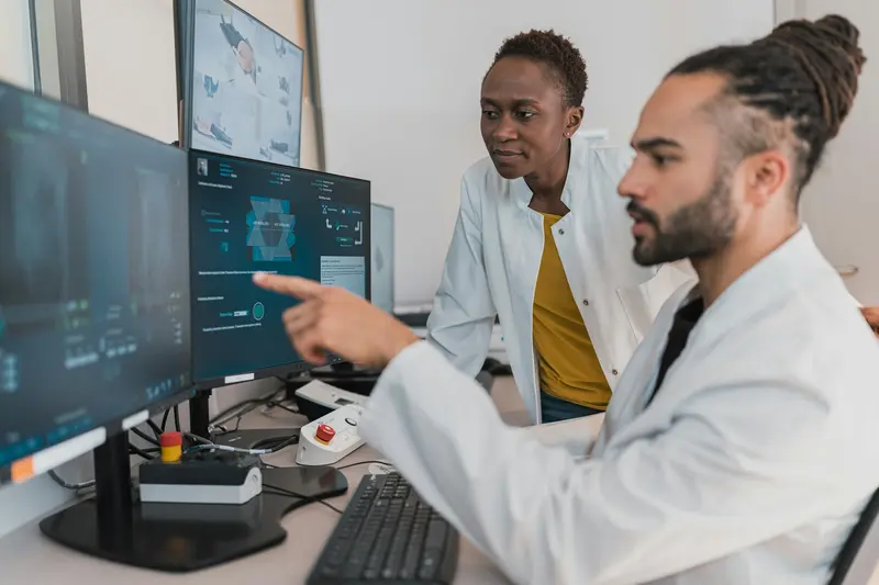 Medici del team VitalNexa che discutono un esame