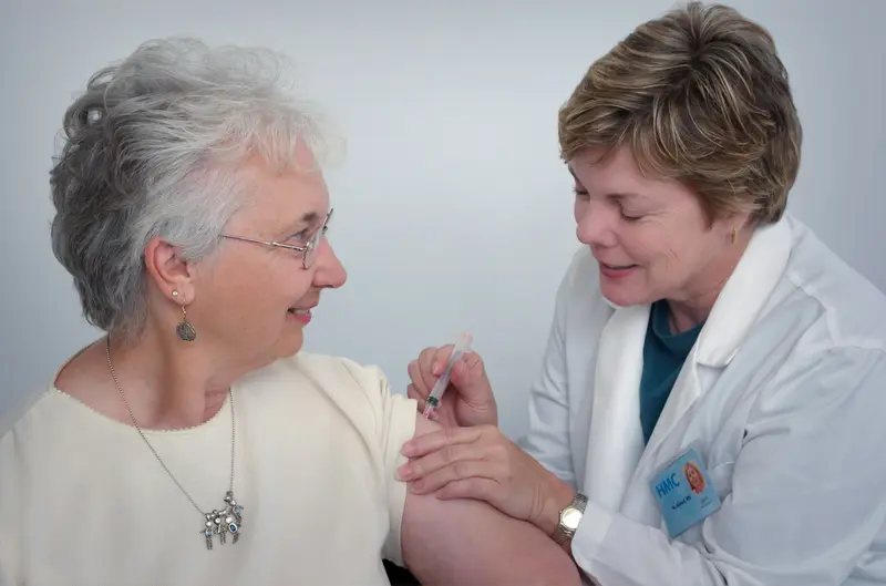 Una dottoressa parla con una paziente durante una vaccinazione